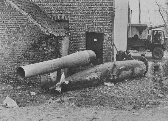 VI Fell walking DiSTANT FROM HOM,E 1945-Bob